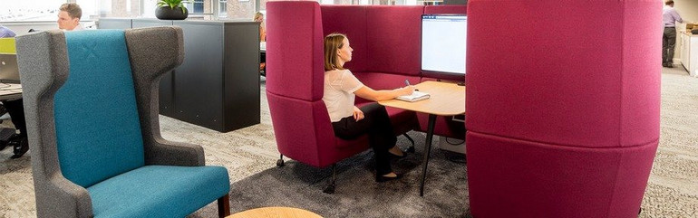 Xu hướng thiết kế “ốc đảo riêng tư” ở không gian làm việc chung ngày càng được ưa chuộng.