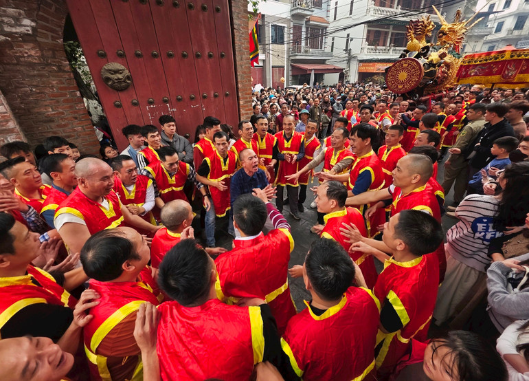 Sôi nổi lễ hội Đồng Kỵ. Ảnh: Chu Việt Hà