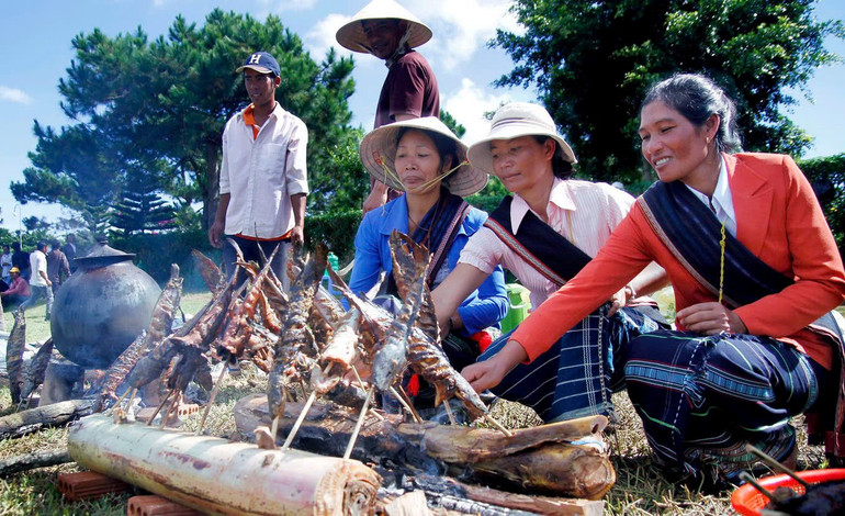 Món cá suối nướng, ẩm thực truyền thống của các dân tộc thiểu số nam Tây Nguyên là món ăn không thể thiếu trong các dịp lễ hội, nhất là mùa hội mừng Xuân mới. Ảnh: Mai Văn Bảo