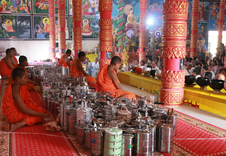 Buổi lễ cầu an đầu năm tại chùa, tưởng nhớ ông bà tổ tiên - truyền thống lâu đời của bà con đồng bào Khmer. Ảnh: Tuấn Phi