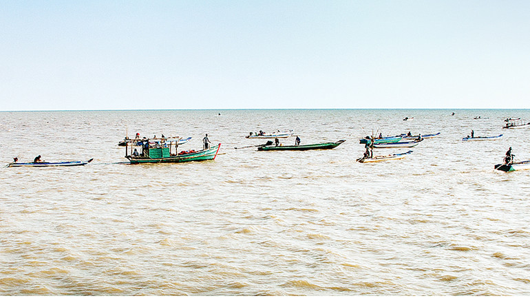 Hiện còn rất nhiều phương tiện thủy nội địa hoạt động khai thác không phép tại cửa biển xã Khánh Hội, huyện U Minh, tỉnh Cà Mau.