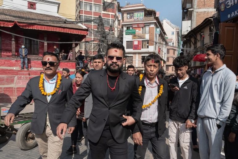 Thị trưởng Balen, với chiếc áo khoác đen và quần jean mà anh thường mặc trên sân khấu rap, đi thị sát ở Kathmandu. Ảnh: THE New York Times