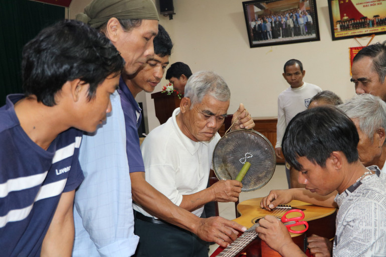Các nghệ nhân chỉnh chiêng ở Kon Tum thực hành đo thang âm theo sự hướng dẫn của nhà nghiên cứu Bùi Trọng Hiền.