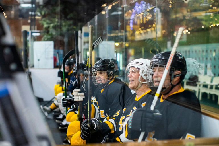 Cụ Terry Harper, thứ hai từ phải sang, từng là ngôi sao khúc côn cầu với năm Cúp vô địch Bắc Mỹ giành được khi còn thi đấu.