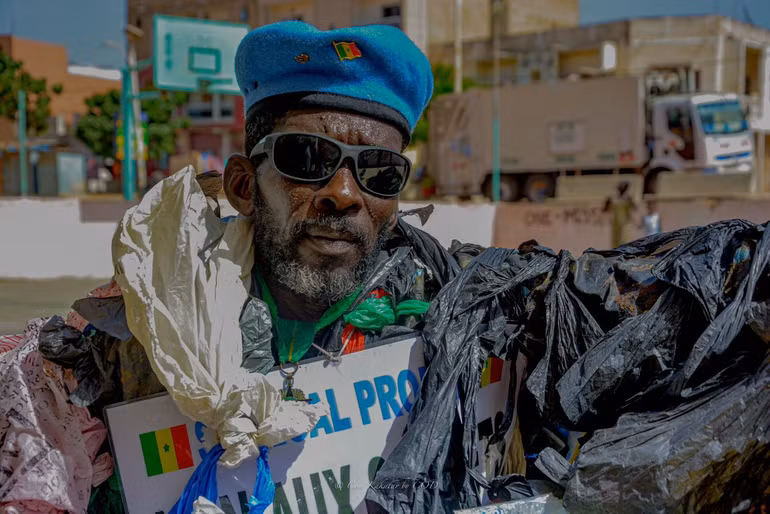 Ở Senegal, mọi người gọi Modou Fall là "Người nhựa". Ở Senegal, mọi người gọi Modou Fall là "Người nhựa".