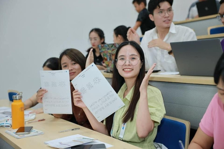 Đội ngũ giáo viên thường xuyên phải cập nhật phương pháp giảng dạy mới. Trong ảnh: Ngày hội khám phá STEAM "STEAMese Festival 2023" . Ảnh: UNICEF