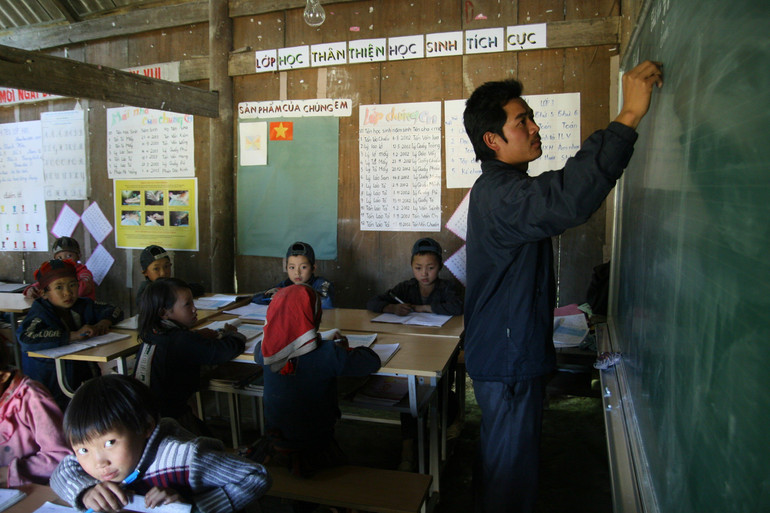 Giáo viên vùng cao luôn phải vượt qua nhiều khó khăn để "mang con chữ" cho học sinh. Trong ảnh: Thầy và trò điểm trường Bản Khoang, Lào Cai. Ảnh: Khiếu Minh