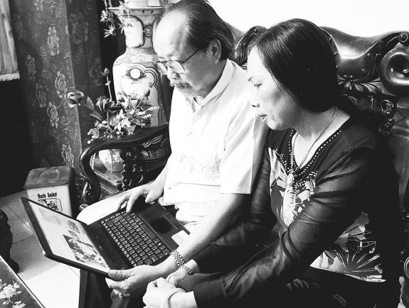 Vợ chồng chị Hương ngồi xem lại những hình ảnh của Thủ tướng Fidel Castro khi đến Quảng Trị. Ảnh: LÊ ĐỨC DỤC Vợ chồng chị Hương ngồi xem lại những hình ảnh của Thủ tướng Fidel Castro khi đến Quảng Trị. Ảnh: LÊ ĐỨC DỤC