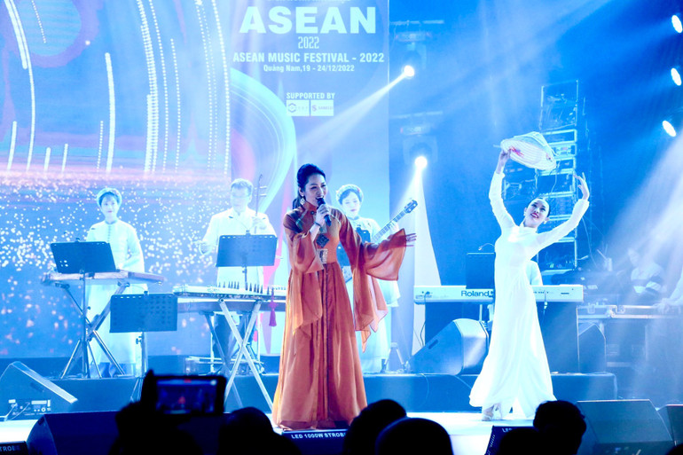 Ca sĩ, Nghệ sĩ Ưu tú Minh Thu biểu diễn tại Liên hoan Âm nhạc ASEAN, năm 2022. Ảnh: NVCC