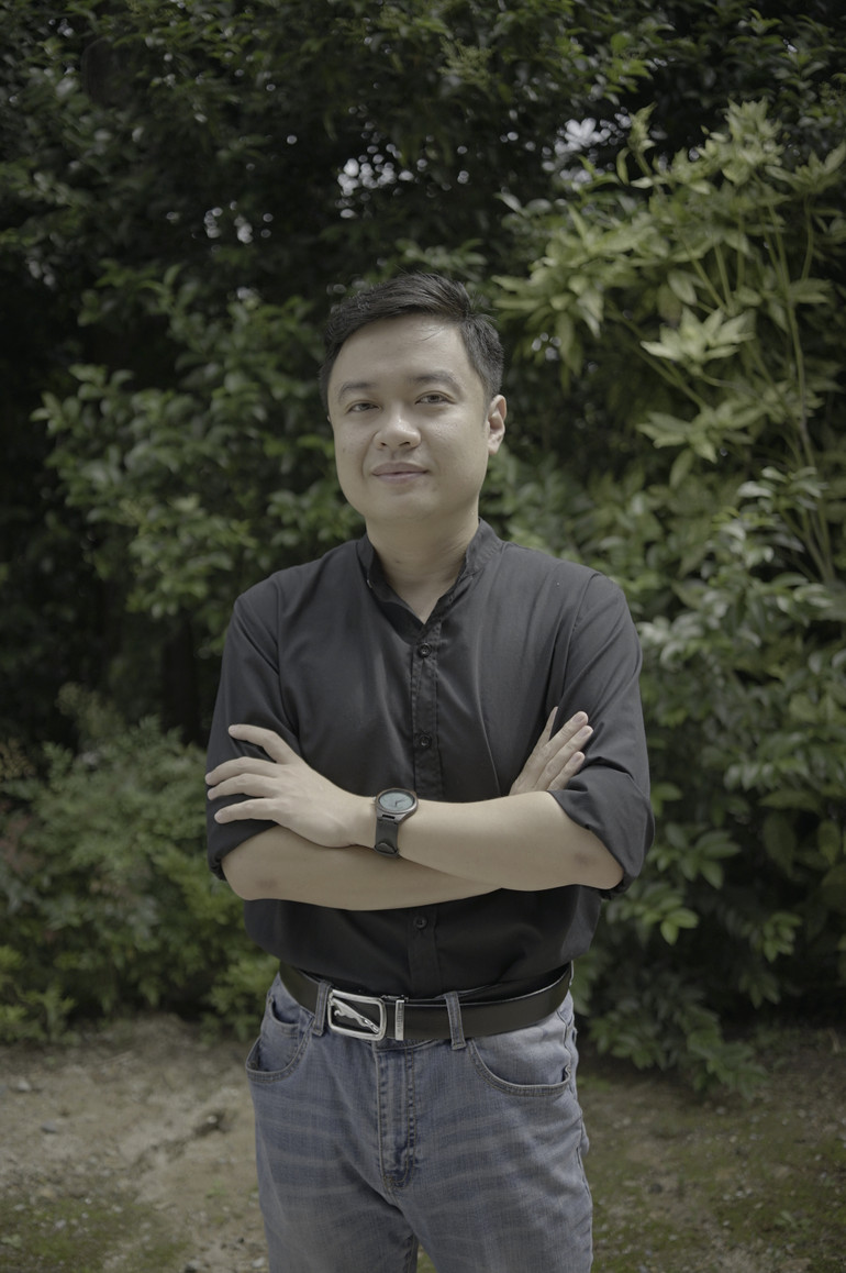 Đạo diễn Nguyễn Hữu Tuấn (sinh năm 1984) được chú ý ngay từ bộ phim điện ảnh đầu tay Dành cho tháng Sáu (năm 2012). Sau bộ phim Mặt trời, con ở đâu? (năm 2018), anh dành nhiều hơn thời gian để nghiên cứu điện ảnh trong và ngoài nước với một chương trình học tập tại Trường Điện ảnh châu Á Busan (Busan Asian Film School) năm 2019. Đầu năm 2020, bản Báo cáo ngành công nghiệp điện ảnh Việt Nam 2018-2019 mà anh soạn thảo và công bố đã được giới làm điện ảnh và văn hóa đánh giá cao. Hiện tại, anh tập trung vào một số dự án phim độc lập với hy vọng sẽ bấm máy sớm trong năm 2023.