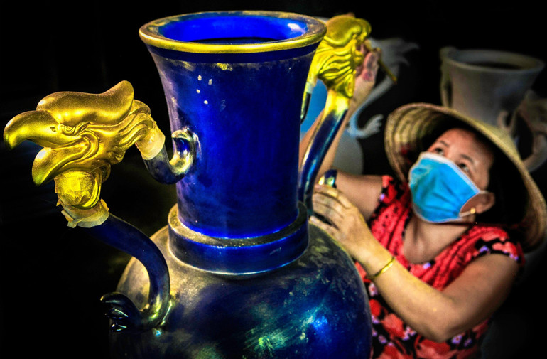 Hoàn thiện sản phẩm ở Làng nghề sơn mài Tương Bình Hiệp.