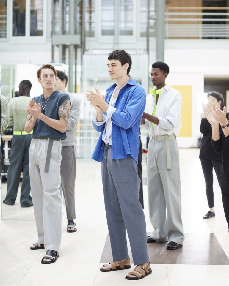 Người mẫu nam trong trang phục bộ sưu tập Xuân Hè 2021 của Hermes.