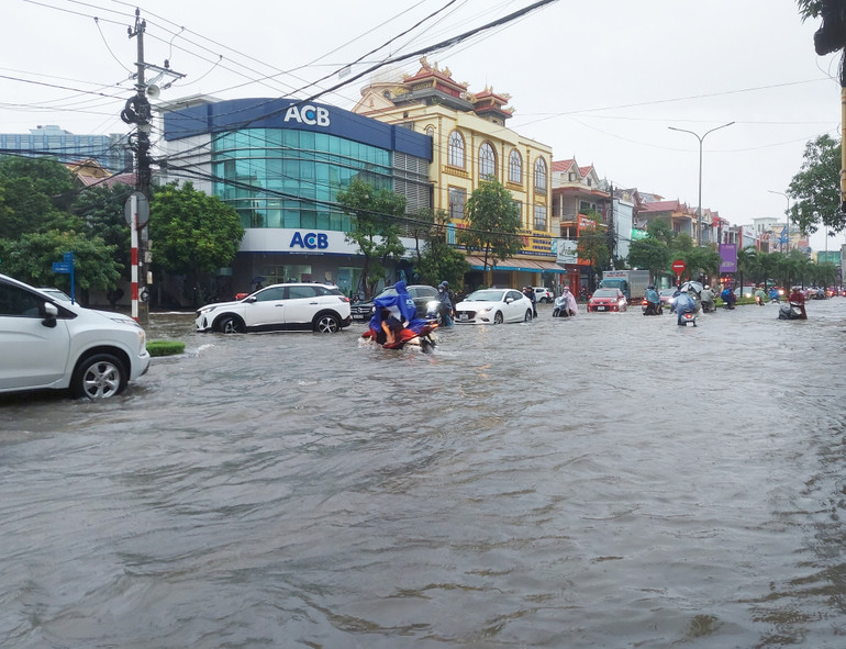 Mưa to khiến nhiều tuyến phố tại Đồng Hới (Quảng Bình) biến thành sông.