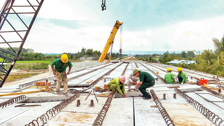 Thi công các hạng mục của cầu tuyến đường cao tốc Cần Thơ-Cà Mau.