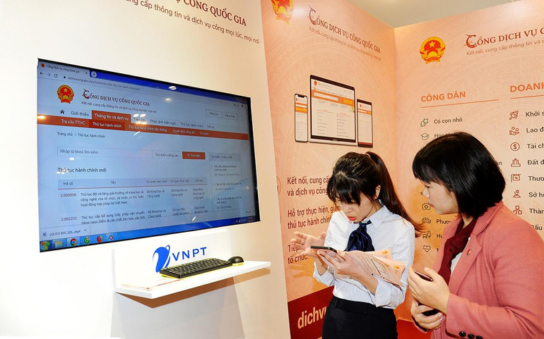 Người dân đăng ký sử dụng dịch vụ công. (Ảnh TRẦN ĐỨC)