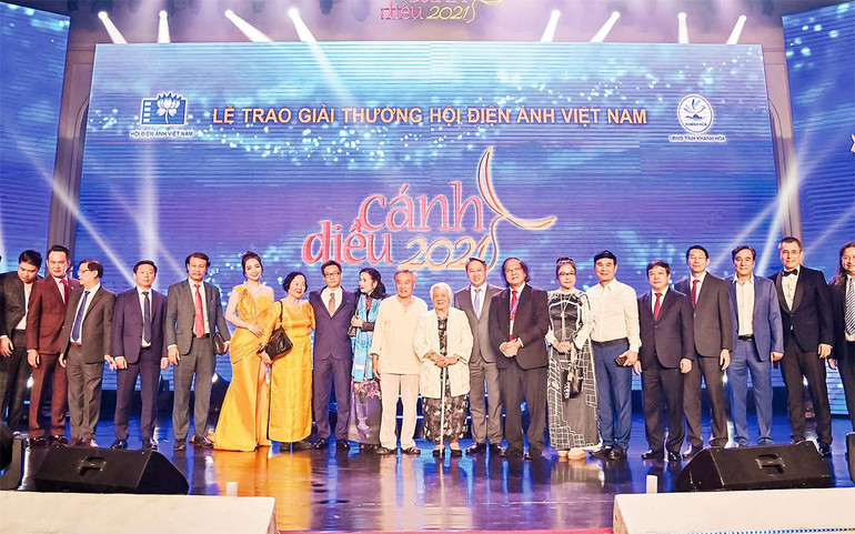 Sự kiện Lễ trao giải Cánh diều lần đầu được tổ chức tại thành phố biển Nha Trang. Sự kiện Lễ trao giải Cánh diều lần đầu được tổ chức tại thành phố biển Nha Trang.