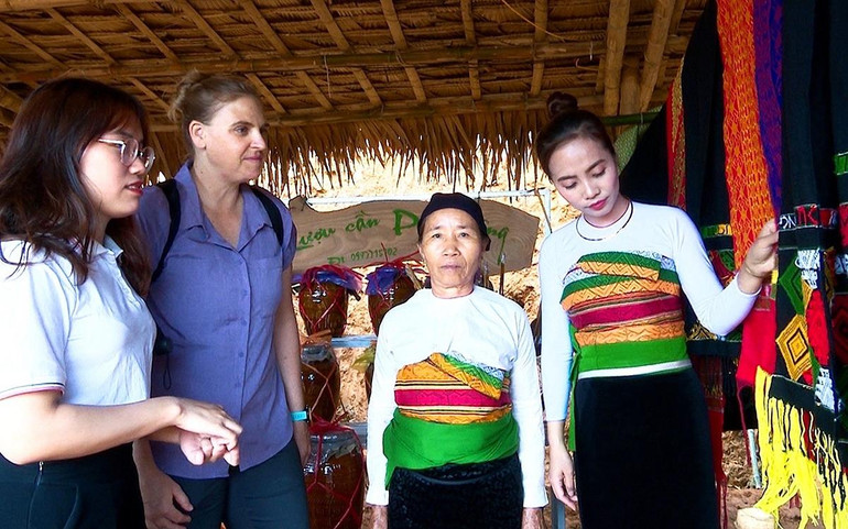 Phụ nữ ở xã Thành Lâm (Khu bảo tồn thiên nhiên Pù Luông) giới thiệu với du khách các sản phẩm thổ cẩm dệt thủ công.
