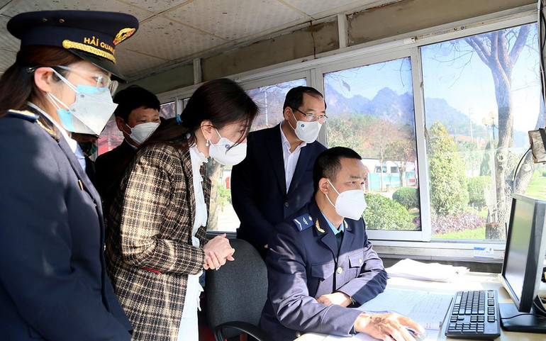 Lãnh đạo UBND tỉnh Lạng Sơn kiểm tra việc ứng dụng nền tảng cửa khẩu số tại cửa khẩu quốc tế Hữu Nghị.