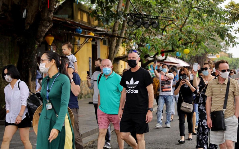 Du khách quốc tế tham quan phố cổ Hội An, Quảng Nam. (Ảnh DUY HẬU)