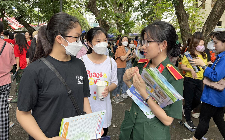 Thí sinh tìm hiểu thông tin tại Ngày hội tư vấn tuyển sinh-hướng nghiệp ở Hà Nội. Thí sinh tìm hiểu thông tin tại Ngày hội tư vấn tuyển sinh-hướng nghiệp ở Hà Nội.