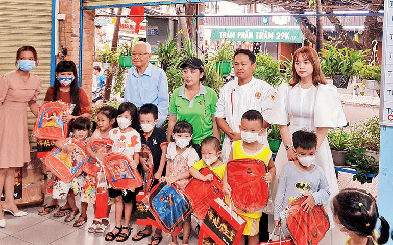 Ông Bảy Huệ trao quà trung thu cho trẻ mồ côi vì Covid-19 trên địa bàn.