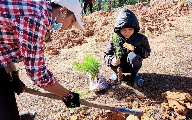 Các tình nguyện viên từ nhiều nơi đến Măng Đen trồng rừng. Các tình nguyện viên từ nhiều nơi đến Măng Đen trồng rừng.