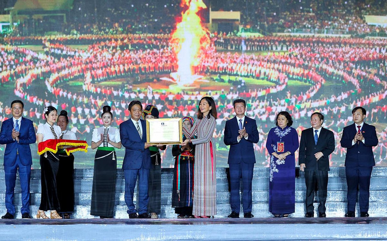 Lễ đón nhận Bằng của UNESCO ghi danh “Nghệ thuật Xòe Thái” là Di sản văn hóa phi vật thể đại diện của nhân loại. (Ảnh TRẦN HẢI)