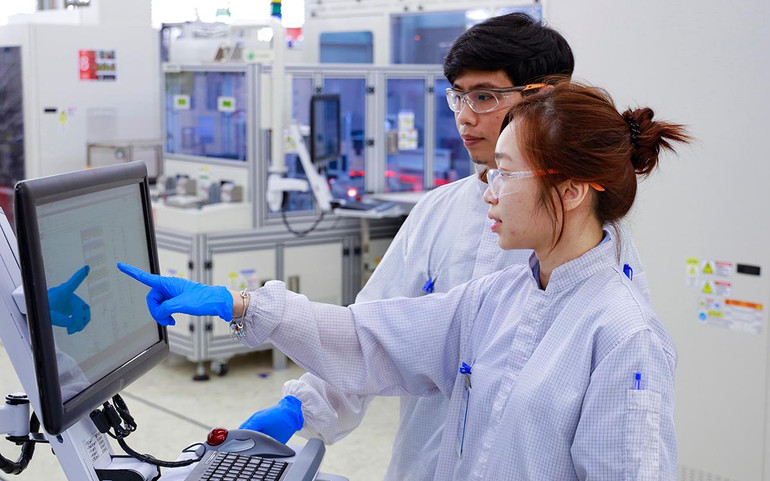 Nhân viên làm việc trong nhà máy của Công ty TNHH Intel Products Việt Nam tại Khu Công nghệ cao Thành phố Hồ Chí Minh. Nhân viên làm việc trong nhà máy của Công ty TNHH Intel Products Việt Nam tại Khu Công nghệ cao Thành phố Hồ Chí Minh.