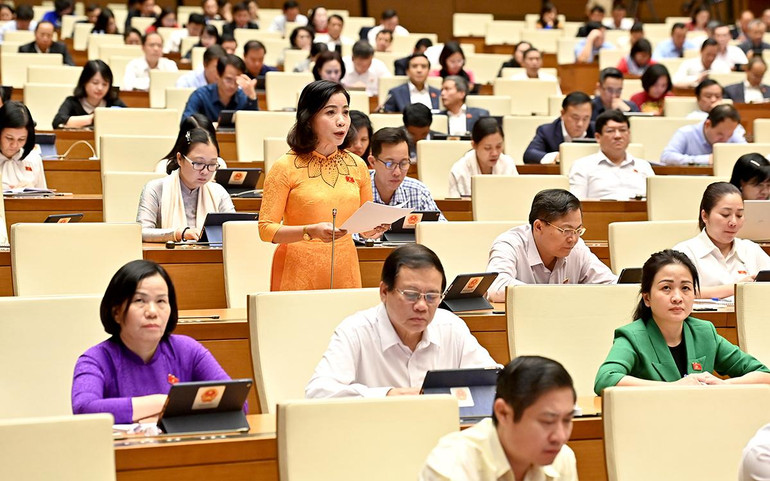 Đại biểu Quốc hội tỉnh Đắk Lắk phát biểu ý kiến thảo luận tại hội trường. (Ảnh NGUYỄN ĐĂNG)