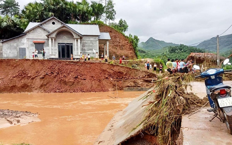 Sạt lở ngầm tràn ở xã Nghĩa Ðô, huyện Bảo Yên, tỉnh Lào Cai. (Ảnh QUỐC HỒNG)