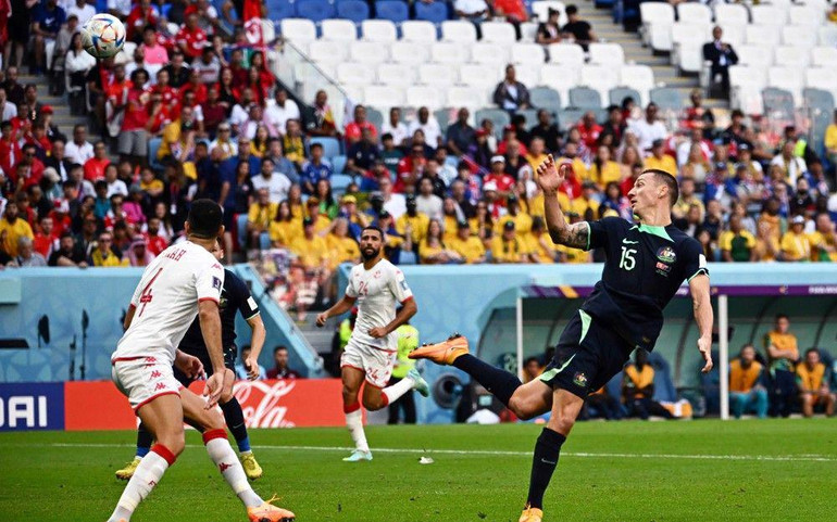 Pha đánh đầu ngược hiểm hóc của Mitchell Duke mở tỷ số cho Australia. (Ảnh AFP)