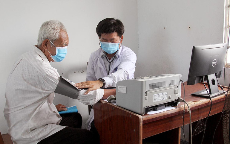 Bác sĩ Phạm Vi Bằng Vũ, Trạm Y tế xã Phú Quới, huyện Long Hồ, tỉnh Vĩnh Long khám bệnh cho người dân.