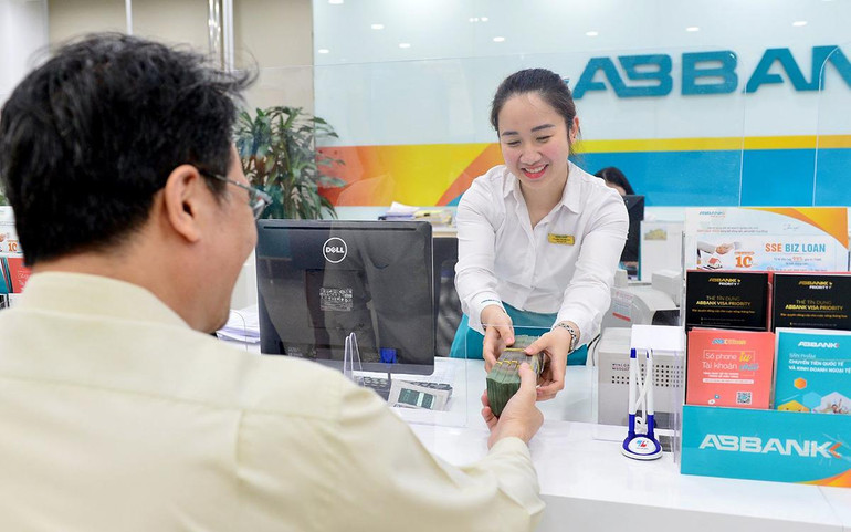 Giao dịch khách hàng tại chi nhánh ABBANK.