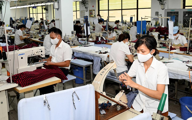 Sản xuất hàng xuất khẩu tại Công ty cổ phần May 10, Hà Nội. (Ảnh DUY ÐĂNG)