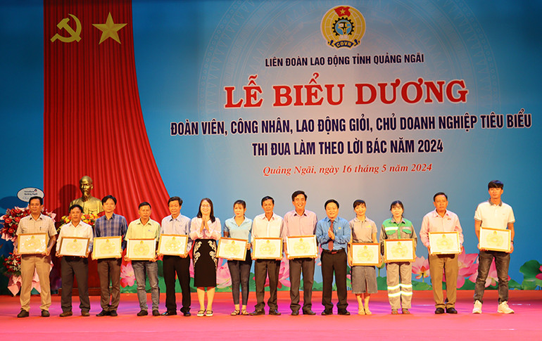 Trao Bằng Khen của Liên đoàn Lao động tỉnh cho các công nhân tiêu biểu thi đua làm theo lời Bác năm 2024.