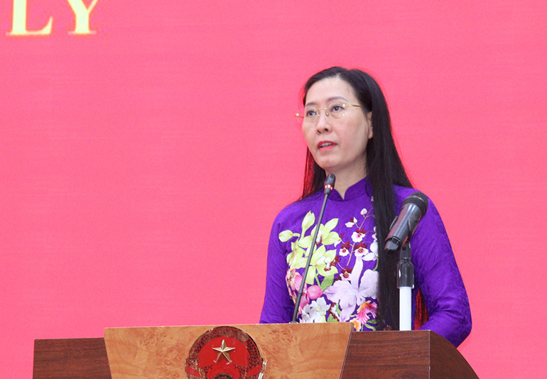 Đồng chí Bùi Thị Quỳnh Vân, Ủy viên Trung ương Đảng, Bí thư Tỉnh ủy, Chủ tịch Hội đồng nhân dân tỉnh Quảng Ngãi phát biểu tại lễ khai giảng.