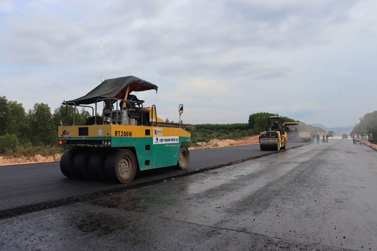 Tranh thủ thời tiết thuận lợi, nhà thầu tập trung thi công, phấn đấu trong tháng 9 hoàn thành thảm 10km bê-tông nhựa đầu tiên trên cao tốc Quảng Ngãi-Hoài Nhơn.