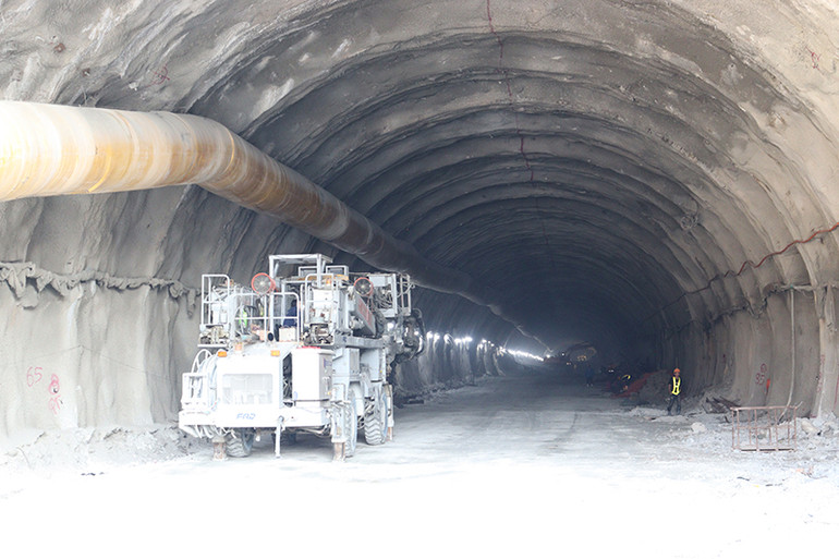 Đối với hầm số 3, hiện ống hầm trái đã đào được 796/3.200m, ống hầm phải gần 854/3.200m. Đối với hầm số 3, hiện ống hầm trái đã đào được 796/3.200m, ống hầm phải gần 854/3.200m.