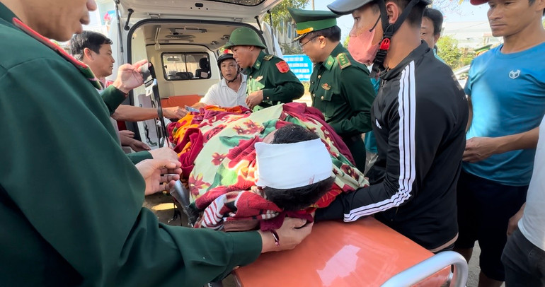 Các ngư dân bị nạn trên tàu cá chìm được các lực lượng chức năng đưa đi cấp cứu.