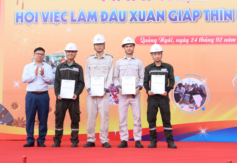 Đại diện Công ty cổ phần Thép Hòa Phát Dung Quất trao hợp đồng tuyển dụng cho các lao động được tuyển dụng trực tiếp tại Hội việc làm đầu Xuân Giáp Thìn.