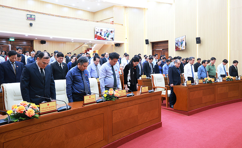 Các đại biểu tham dự kỳ họp dành một phút mặc niệm tưởng nhớ Tổng Bí thư Nguyễn Phú Trọng.