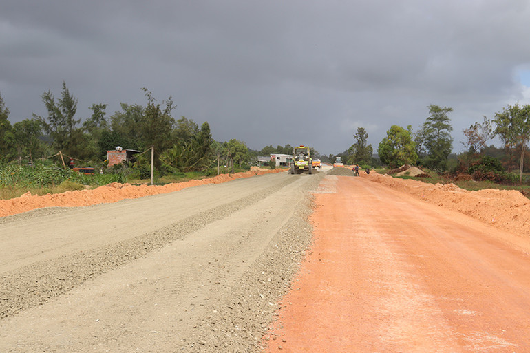 Vướng mặt bằng khiến tiến độ một số dự án trọng điểm của tỉnh Quảng Ngãi chậm tiến độ, tỷ lệ giải ngân đạt thấp.