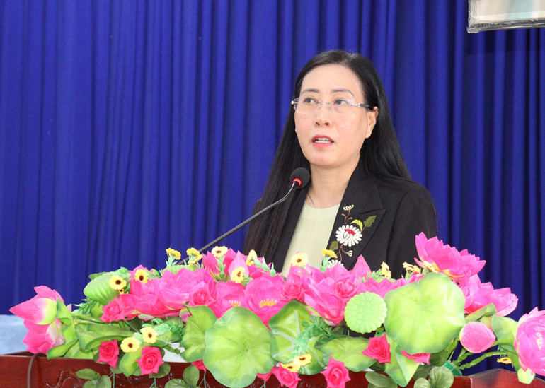 Đồng chí Bùi Thị Quỳnh Vân, Bí thư Tỉnh ủy Quảng Ngãi chia sẻ tâm tư, tình cảm với bà con phường Trần Phú, thành phố Quảng Ngãi tại buổi trao quà.