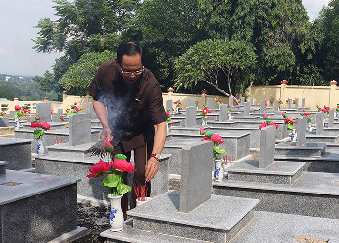 Phó Chủ tịch Quốc hội Trần Quang Phương thắp hương trên các mộ phần liệt sĩ tại Nghĩa trang liệt sĩ huyện Trà Bồng.