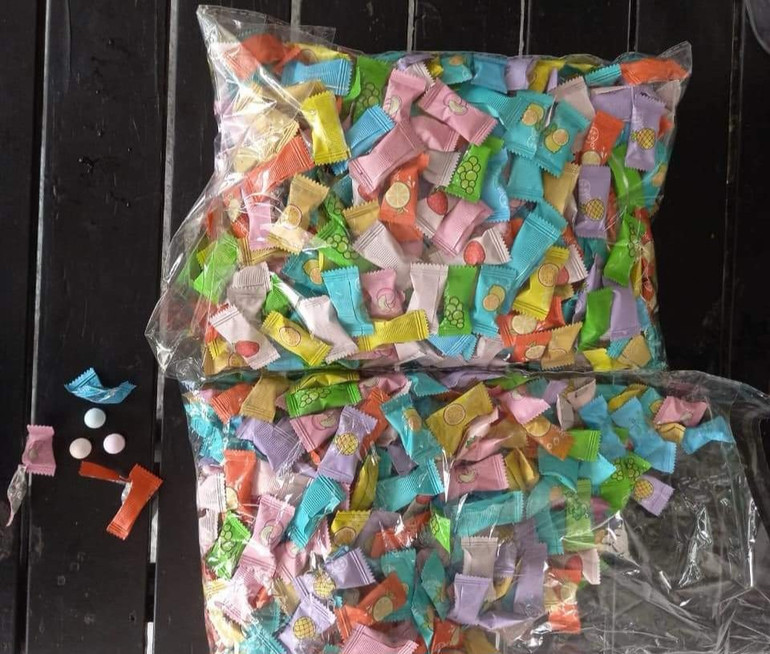 Loại kẹo không rõ nguồn gốc mà các học sinh Trường trung học cơ sở Hành Tín Tây, huyện Nghĩa Hành đã mua ăn và bị ngộ độc.