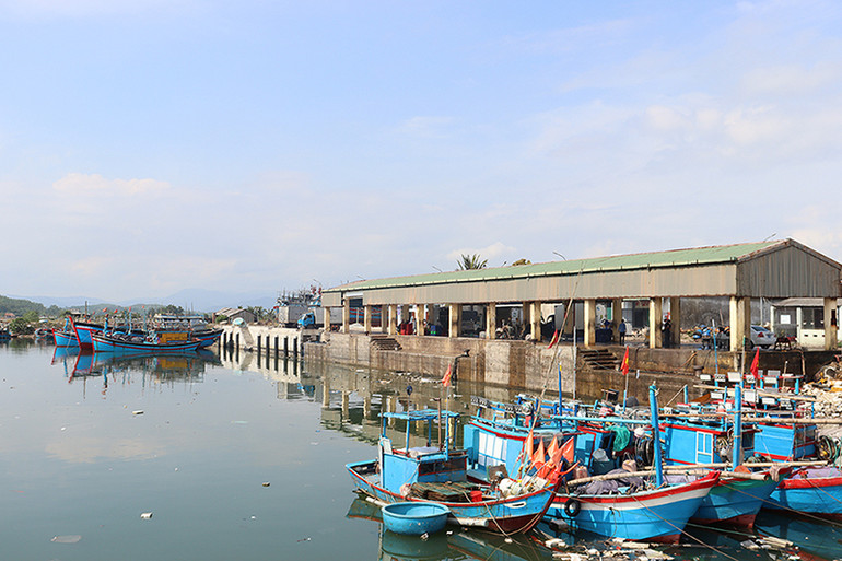 Luồng lạch ra vào Cảng Mỹ Á bị bồi lấp khiến các dịch vụ hậu cần nghề cá rơi vào cảnh ế ẩm.