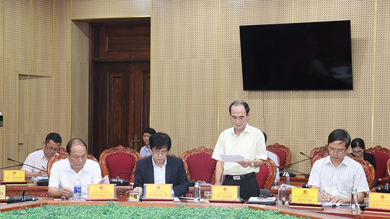 Giám đốc Sở Công thương tỉnh Quảng Ngãi Võ Văn Rân báo cáo tóm tắt Đề án Trung tâm Lọc hóa dầu và năng lượng quốc gia tại Khu kinh tế Dung Quất.