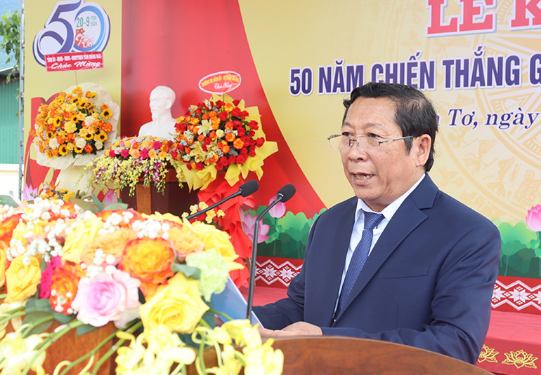 Phó Chủ tịch Ủy ban nhân dân huyện Ba Tơ Lữ Đình Tích trình bày diễn văn tại buổi Lễ.