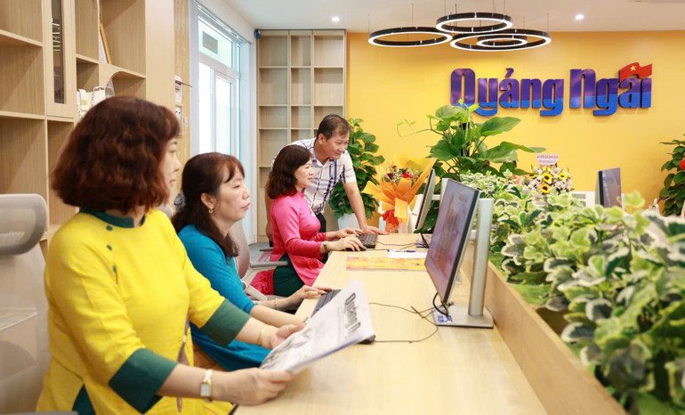 Tòa soạn hội tụ Báo Quảng Ngãi tạo không gian làm việc mở cho ban biên tập, phóng viên và biên tập viên.