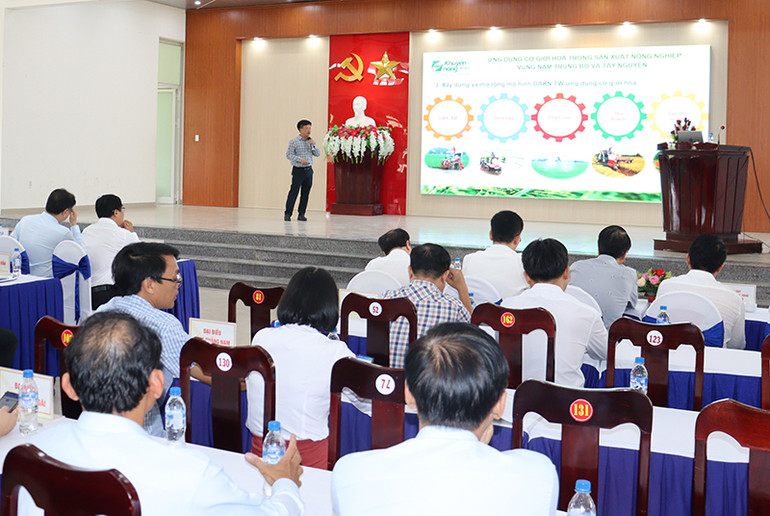 Đại diện Trung tâm Khuyến nông Quốc gia trình bày tham luận tại Diễn đàn.